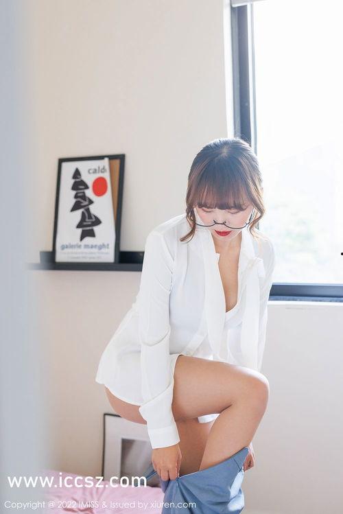 白色长筒女丝袜图片